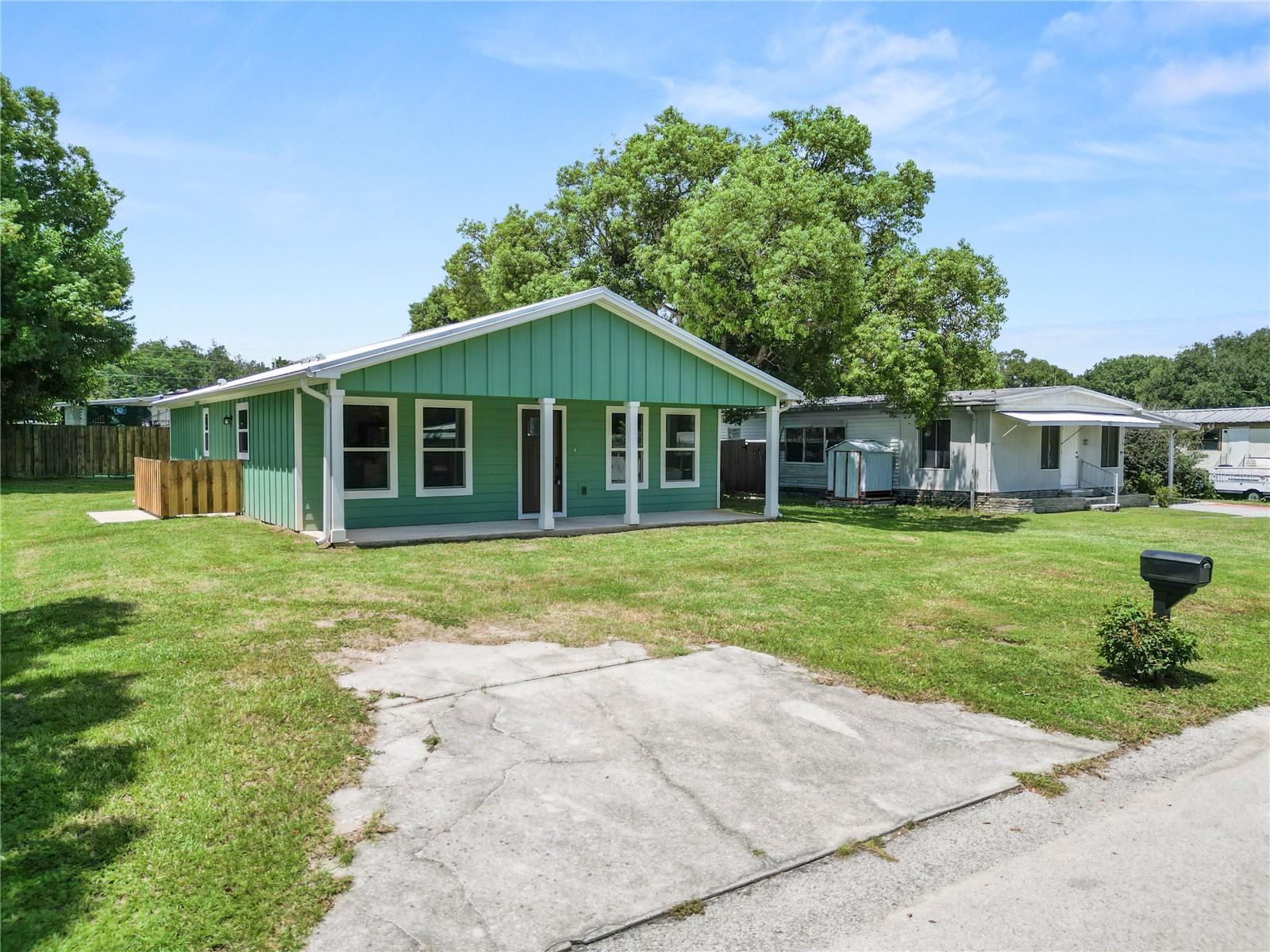 Listing photo 3 for 521 Skyline Dr E