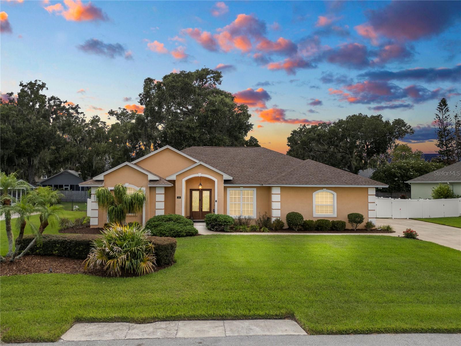 Listing photo 1 for 318 Hamilton Shores Dr Ne