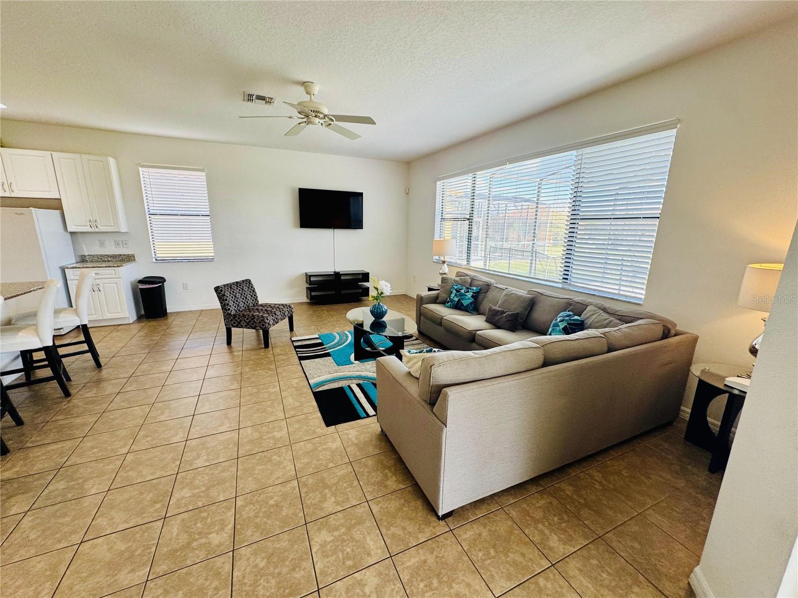 Listing photo 2 for 2586 Rosemont Cir
