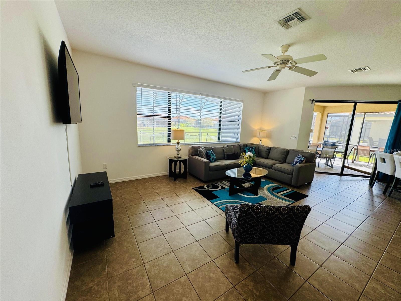 Listing photo 3 for 2586 Rosemont Cir