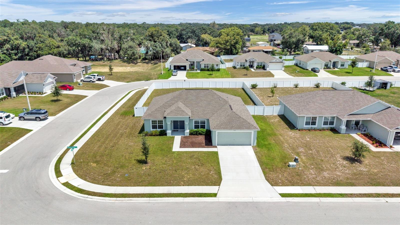 Listing photo 3 for 2048 Winding River Cv