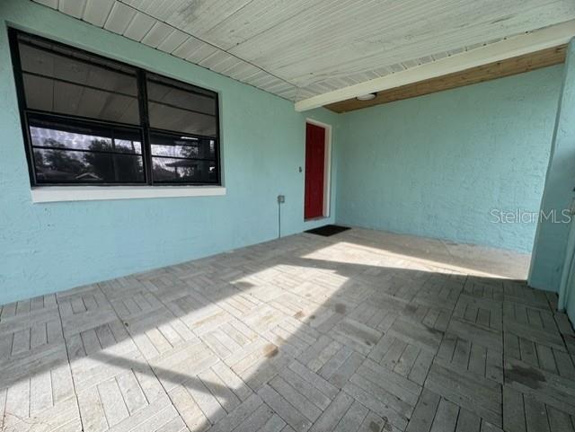 Listing photo 3 for 508 Park Dr