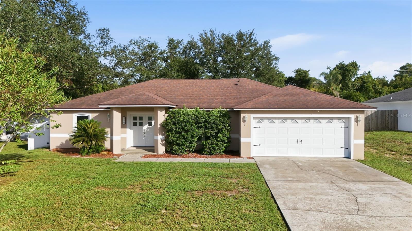 Listing photo 1 for 236 Country Lakes Cir