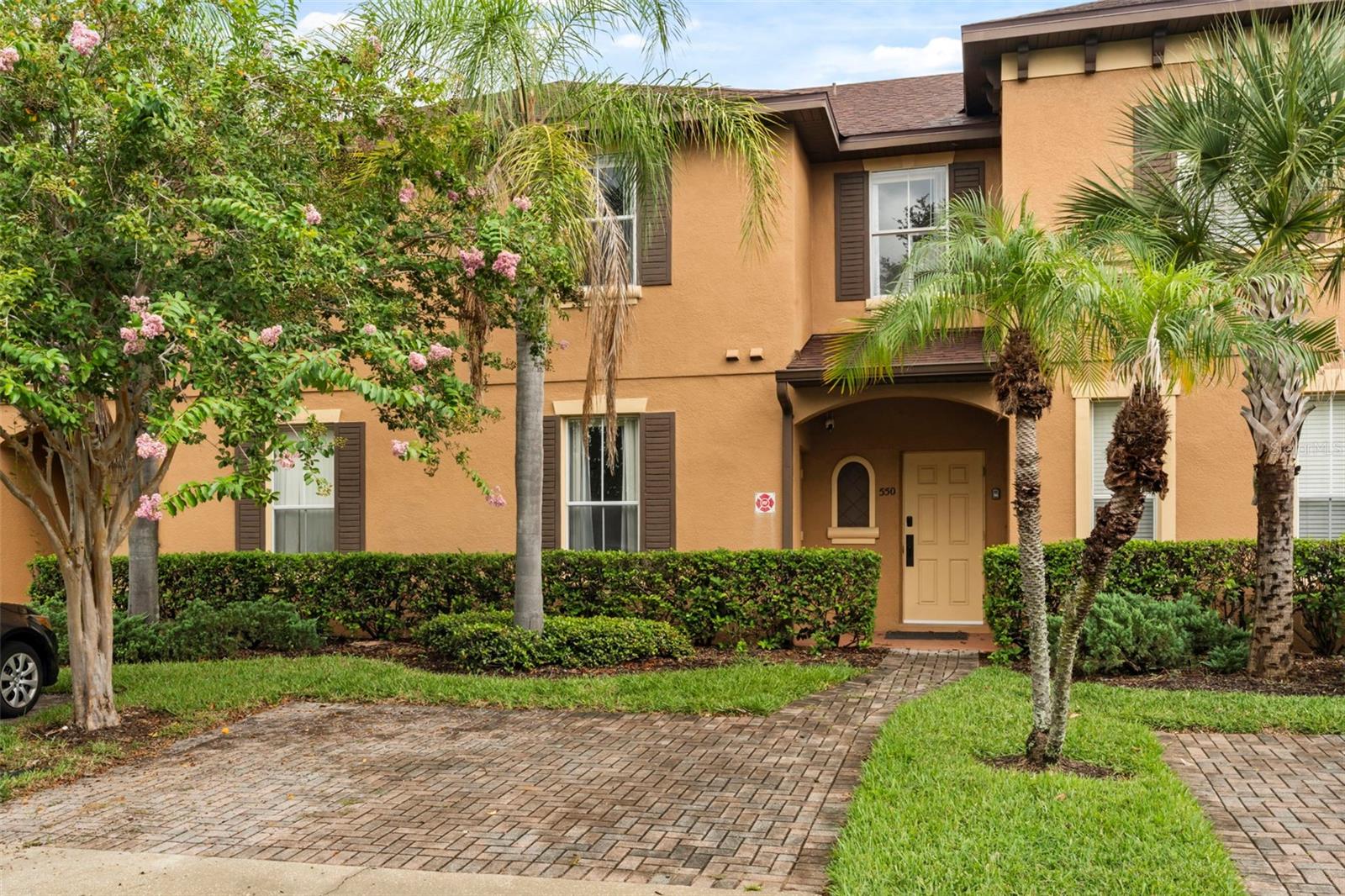 Listing photo 2 for 550 Calabria Ave