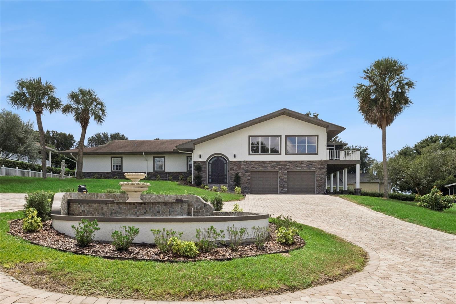 Listing photo 1 for 12634 Valencia Dr