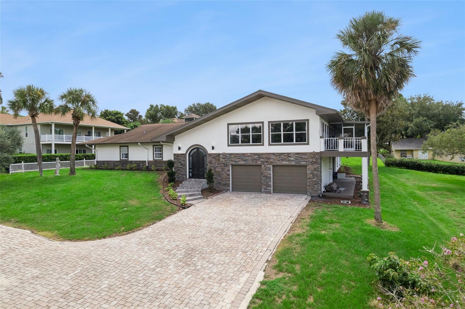 Listing photo 3 for 12634 Valencia Dr