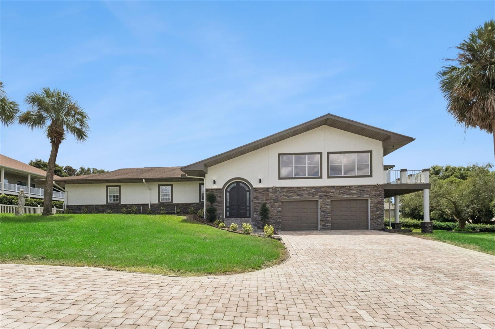 Listing photo 2 for 12634 Valencia Dr