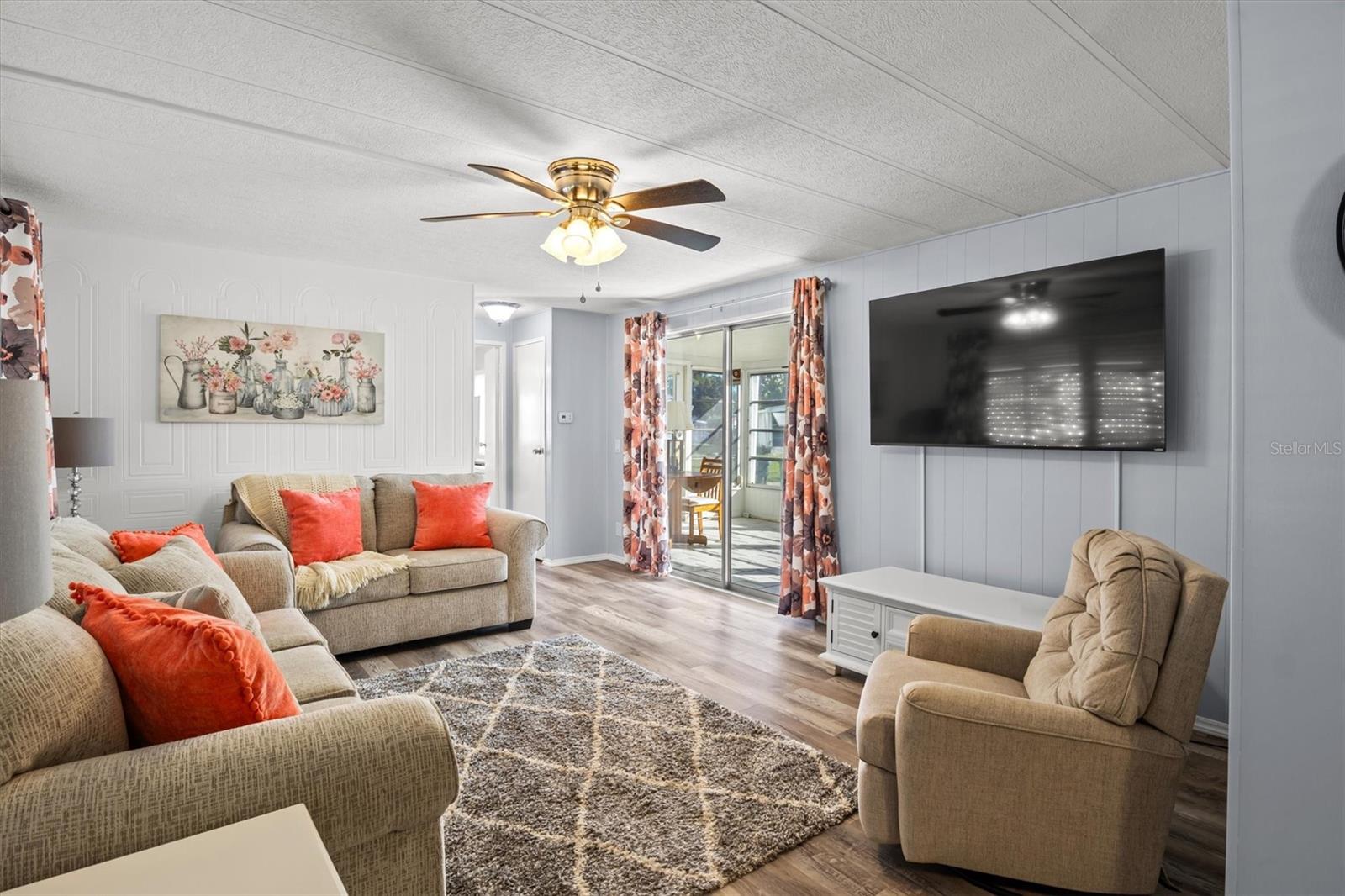 Listing photo 3 for 148 Orangewood Dr