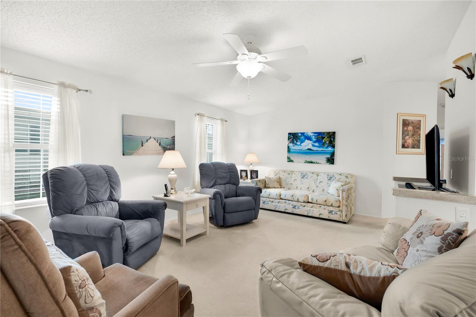 Listing photo 3 for 222 Sue Ave