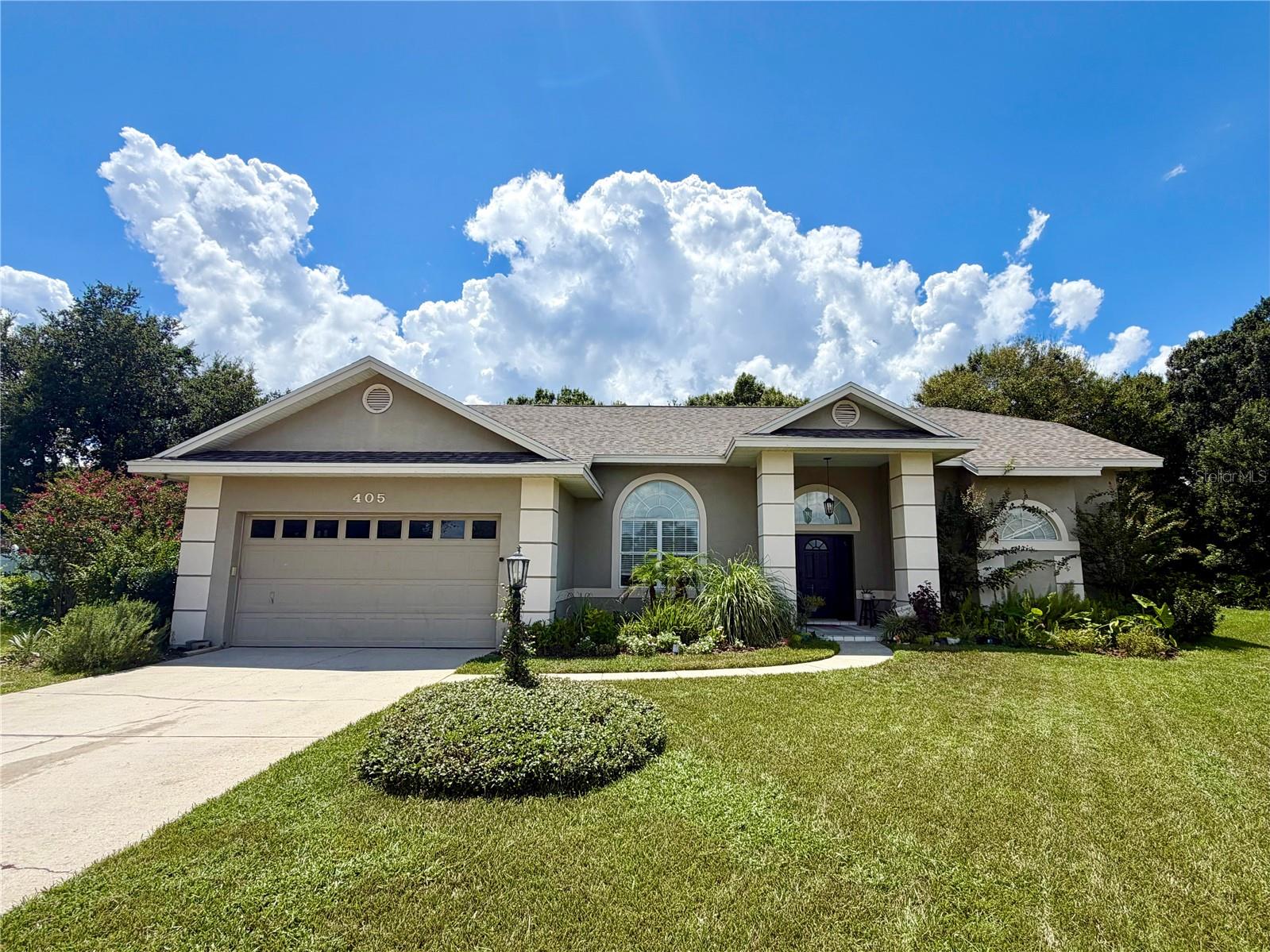 Listing photo 1 for 405 Valley Ct