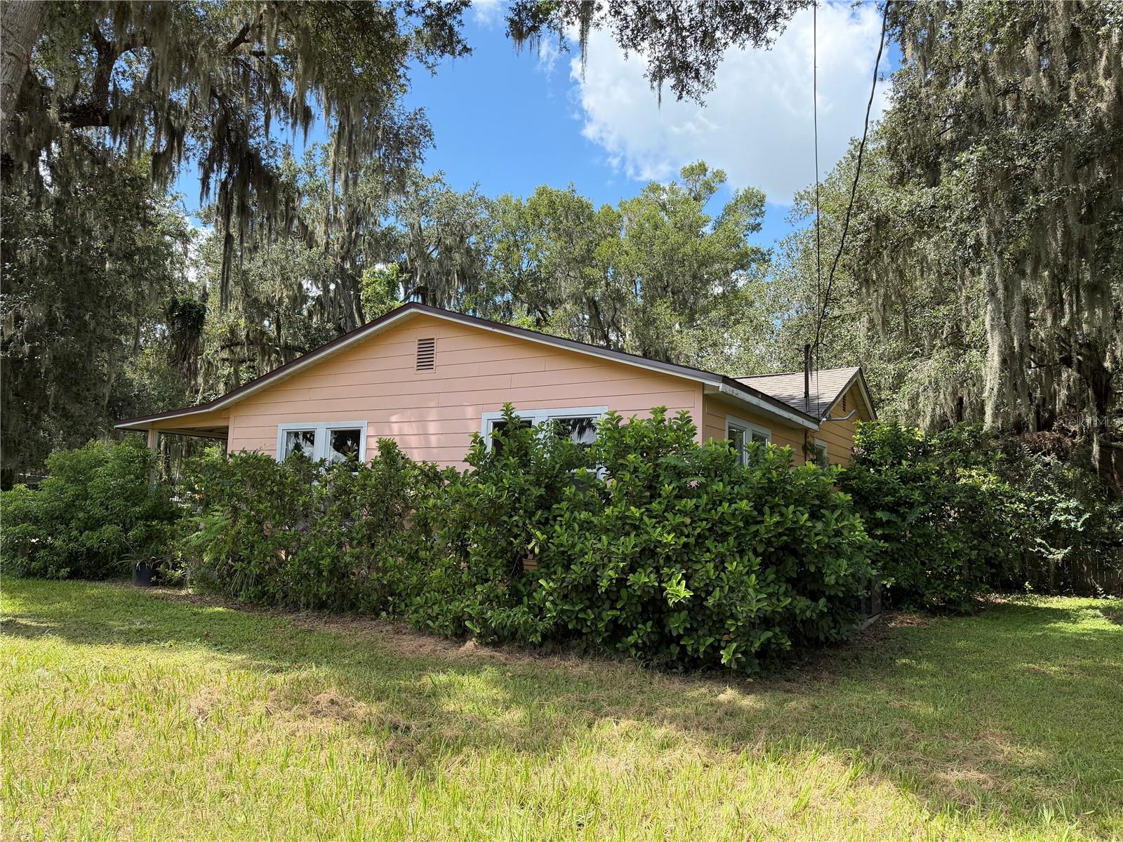 Listing photo 1 for 815 N Orange Ave