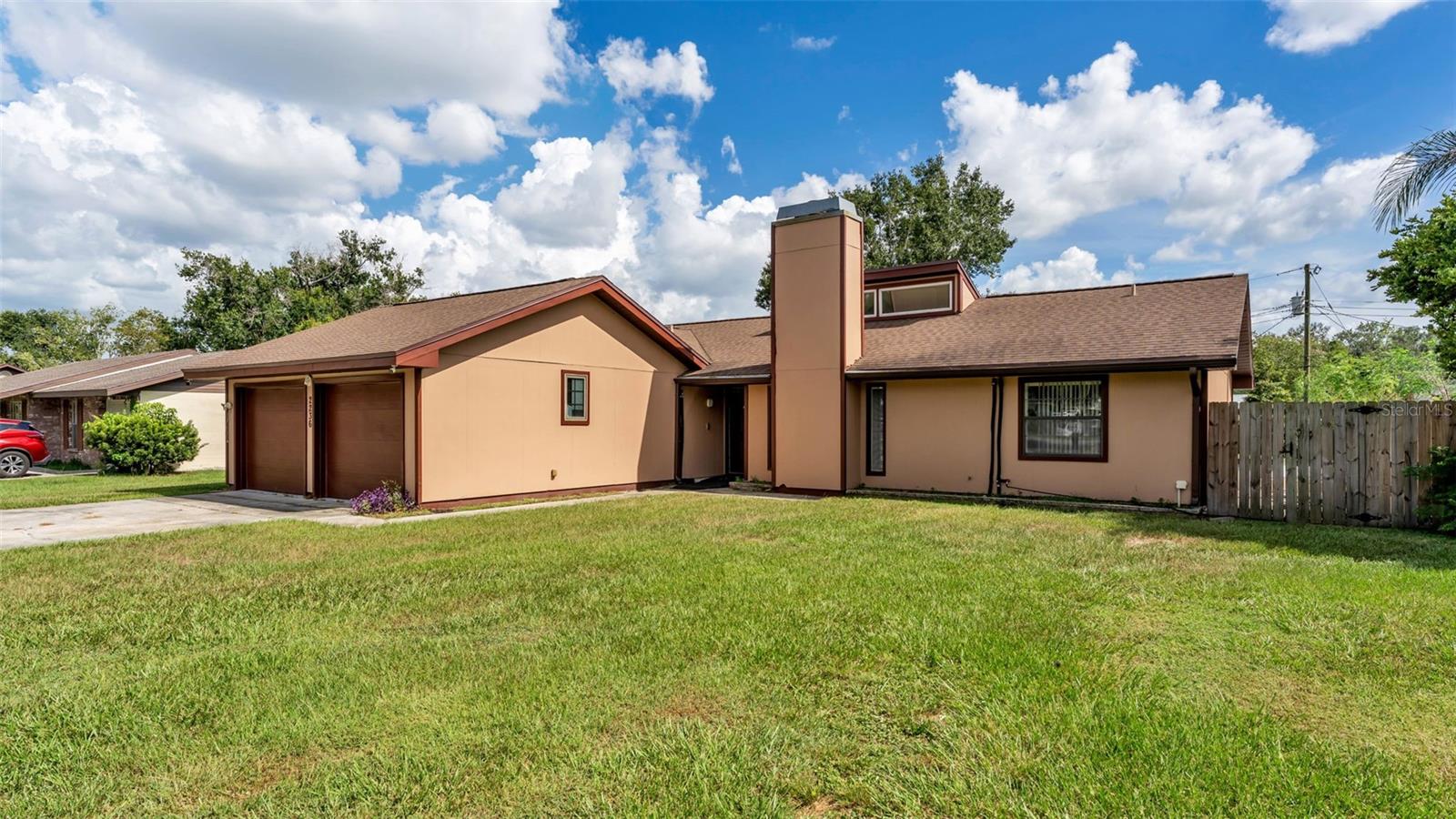 Listing photo 2 for 2236 Country Loop N
