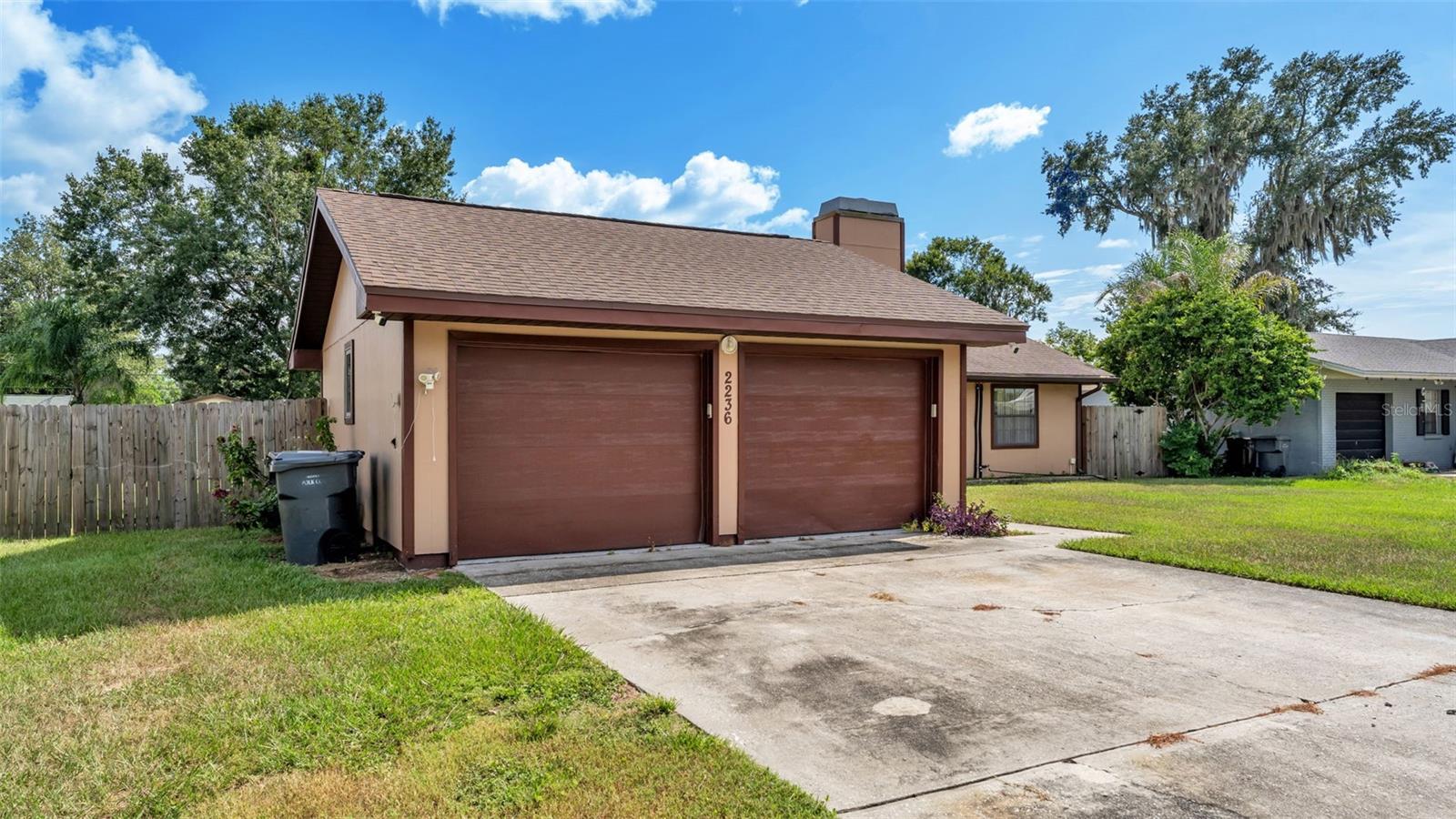 Listing photo 3 for 2236 Country Loop N
