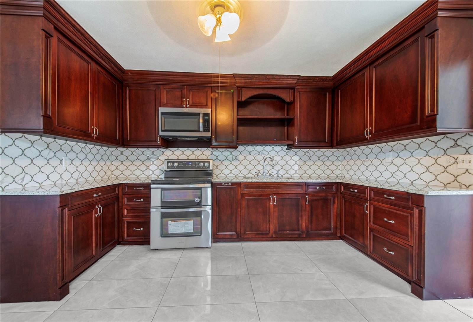 Listing photo 3 for 6 E Magnolia St