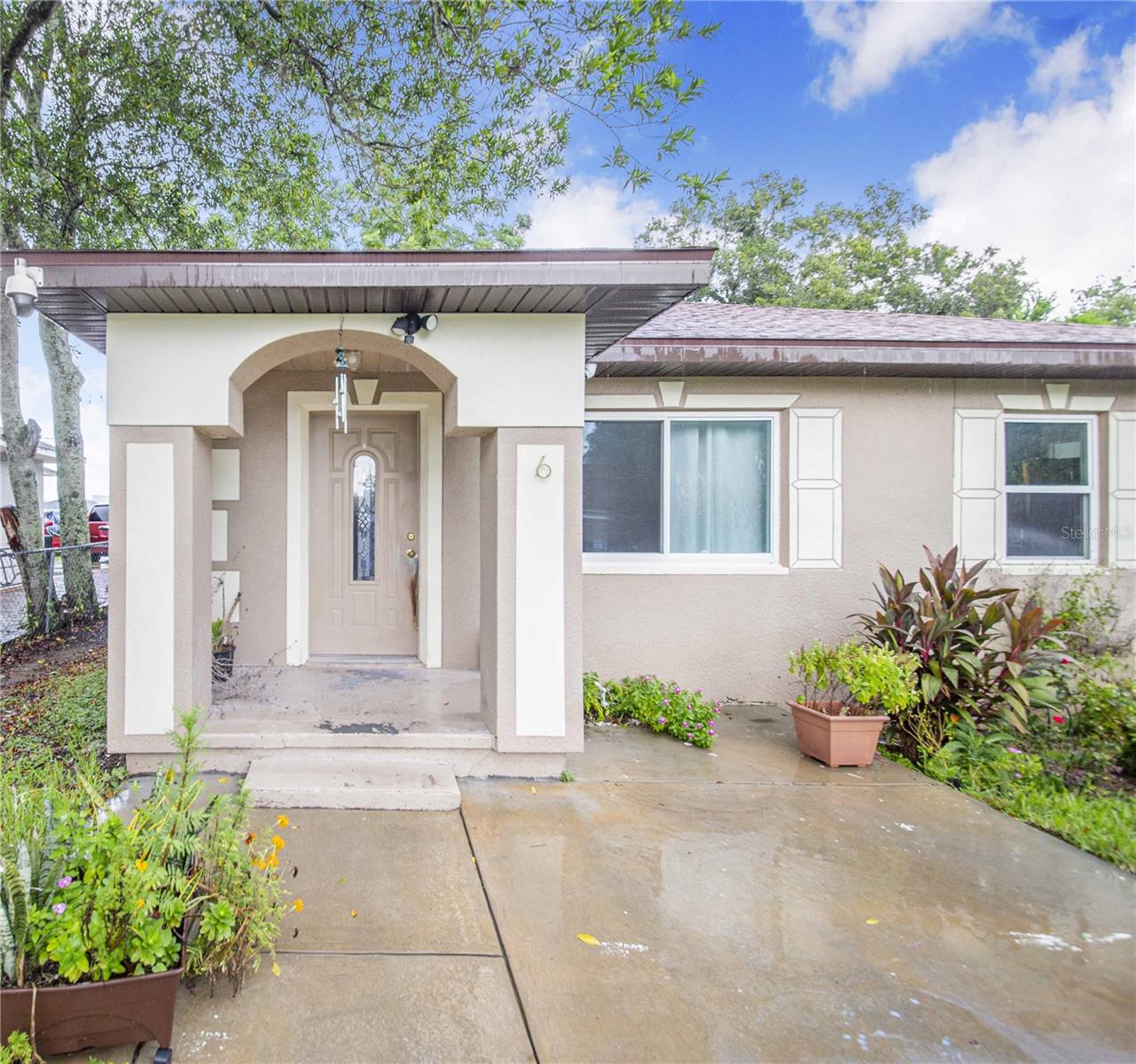 Listing photo 2 for 6 E Magnolia St