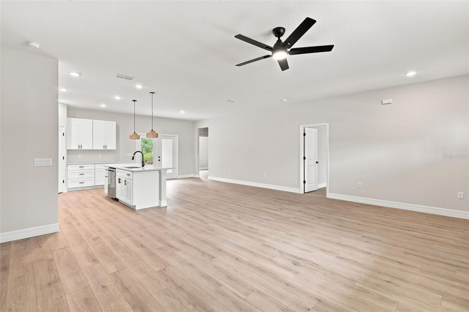 Listing photo 3 for 41325 Royal Trails Rd