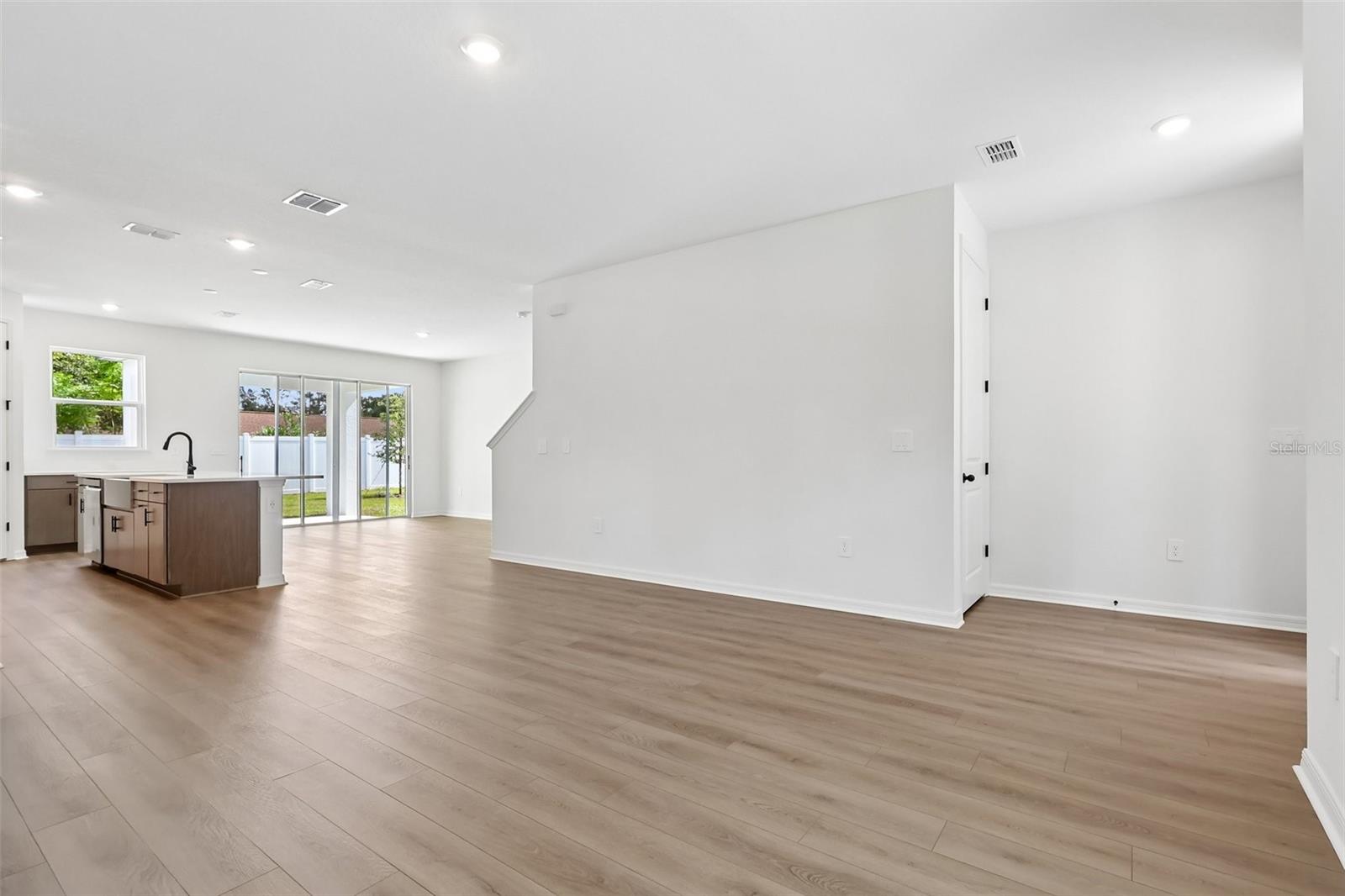 Listing photo 3 for 4272 Darby Ct