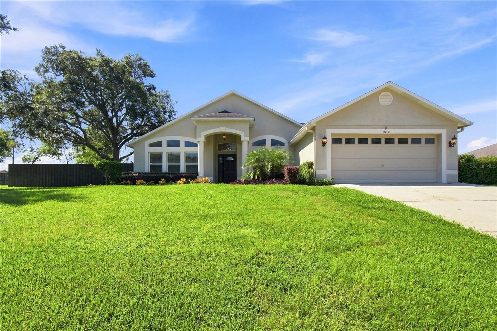 Listing photo 3 for 16140 Denham Ct