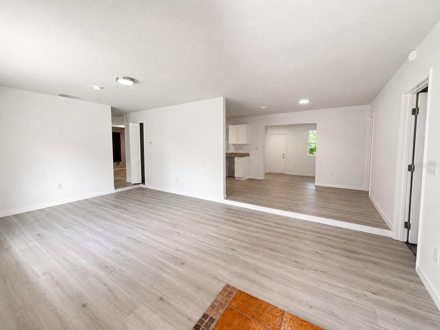 Listing photo 2 for 808 N 7th St