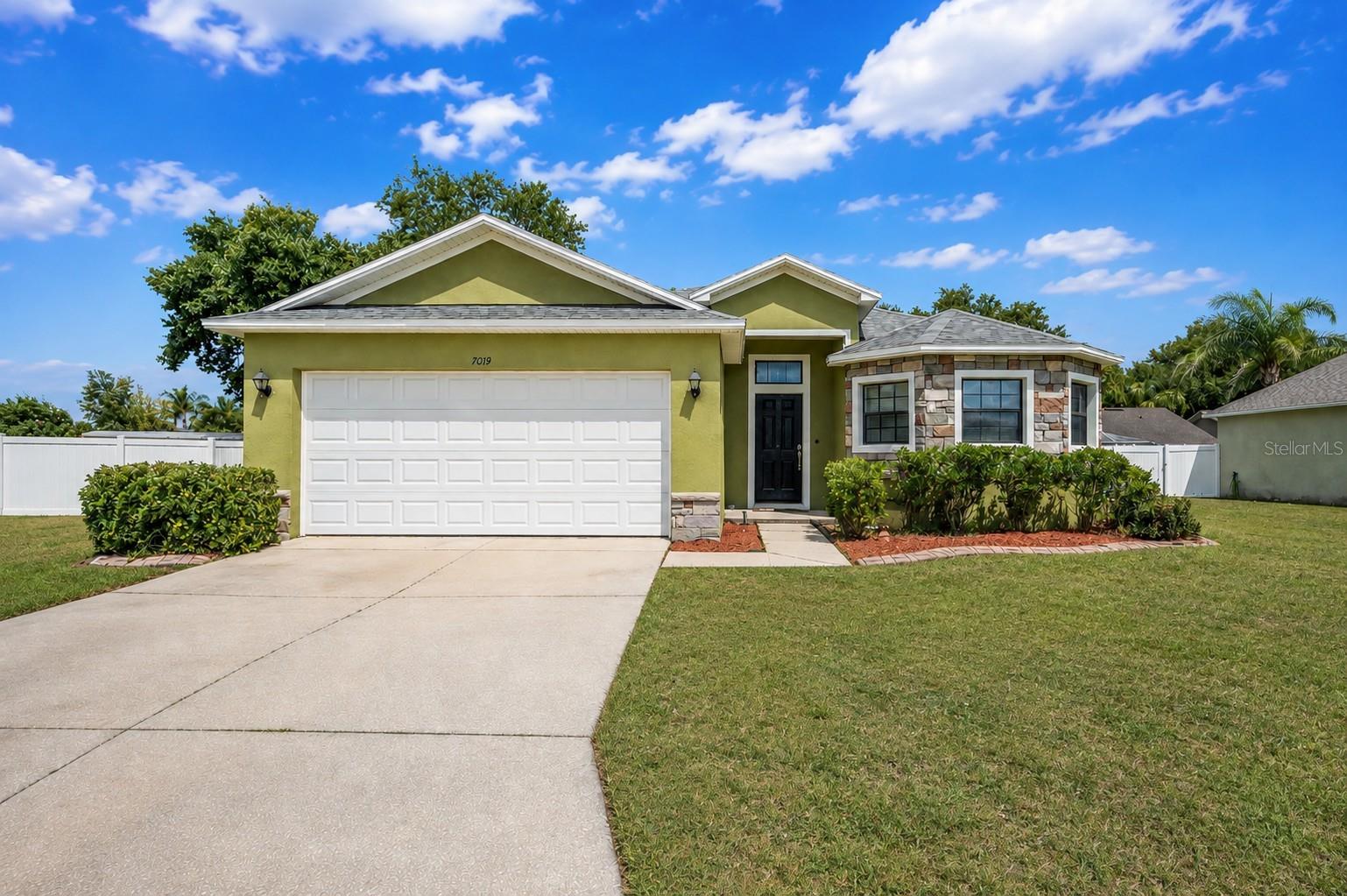 Listing photo 1 for 7019 Heatherbrook Dr