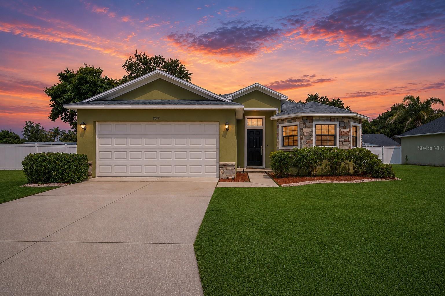 Listing photo 2 for 7019 Heatherbrook Dr