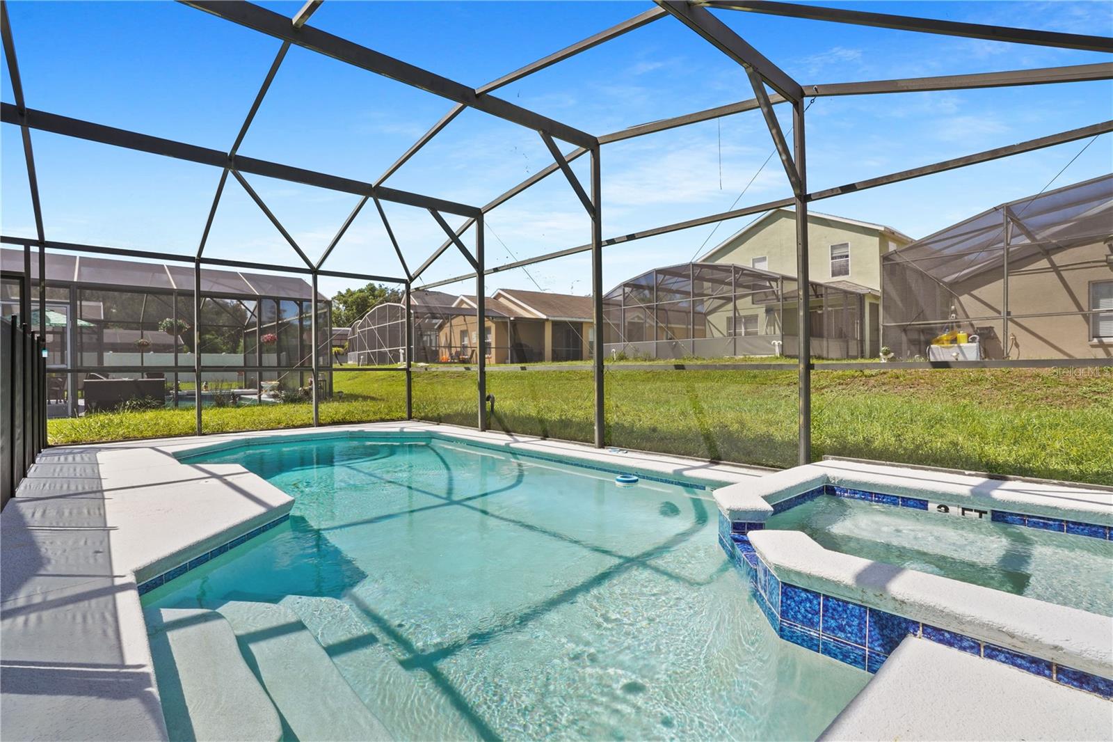 Listing photo 2 for 161 Hammock Ct