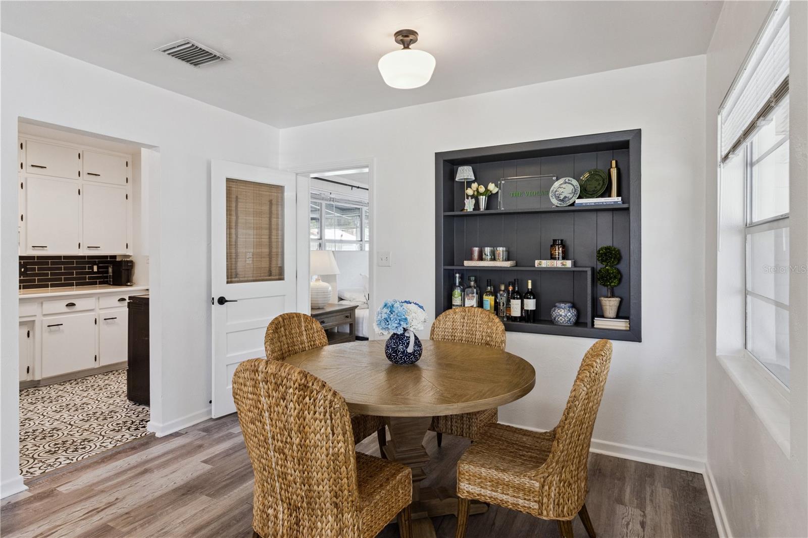Listing photo 3 for 1639 Skinner St
