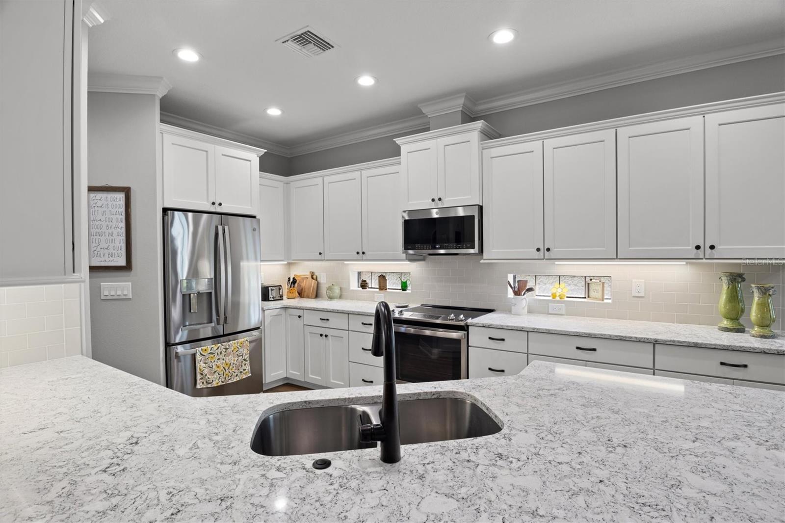 Listing photo 2 for 7953 Lake James Blvd