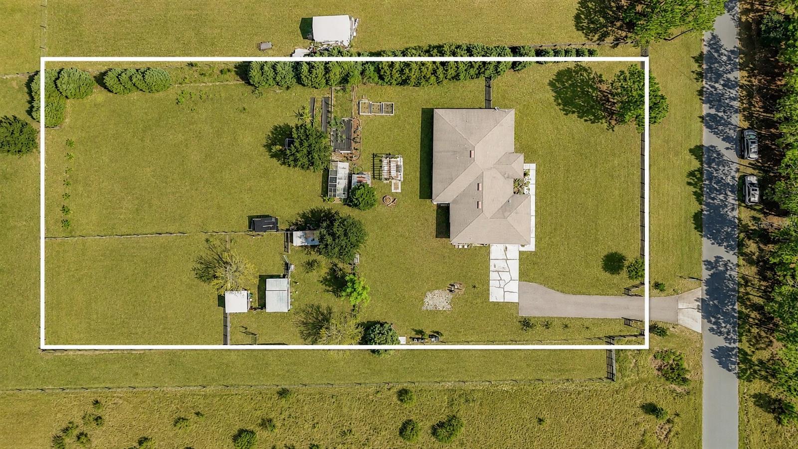 Listing photo 3 for 18030 Bayamon Ave