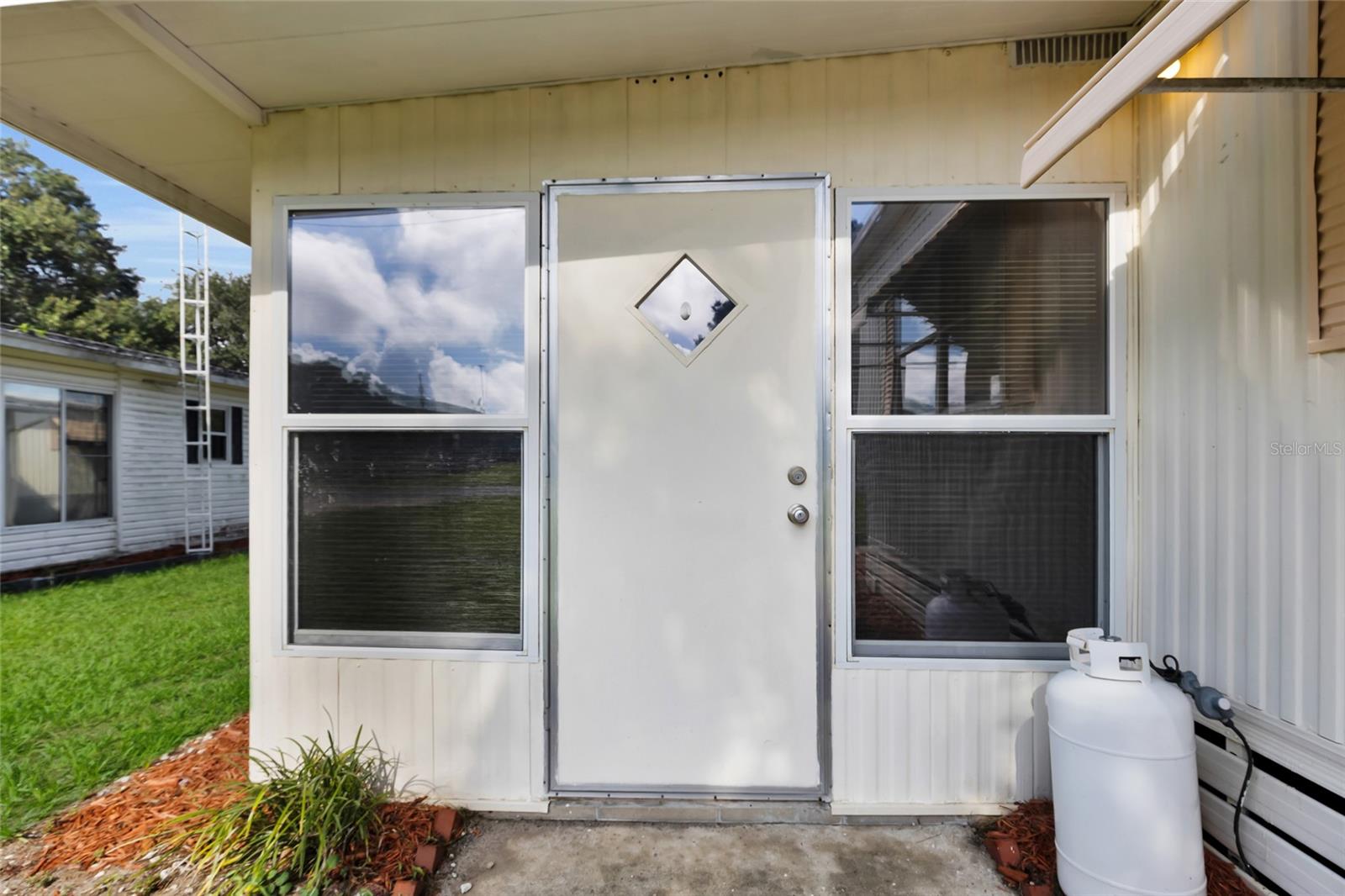 Listing photo 3 for 24631 Palmetto Dr