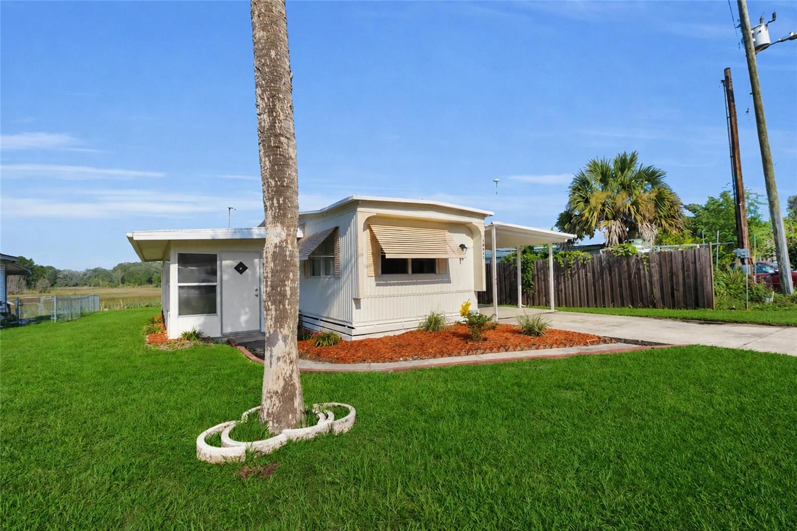 Listing photo 1 for 24631 Palmetto Dr