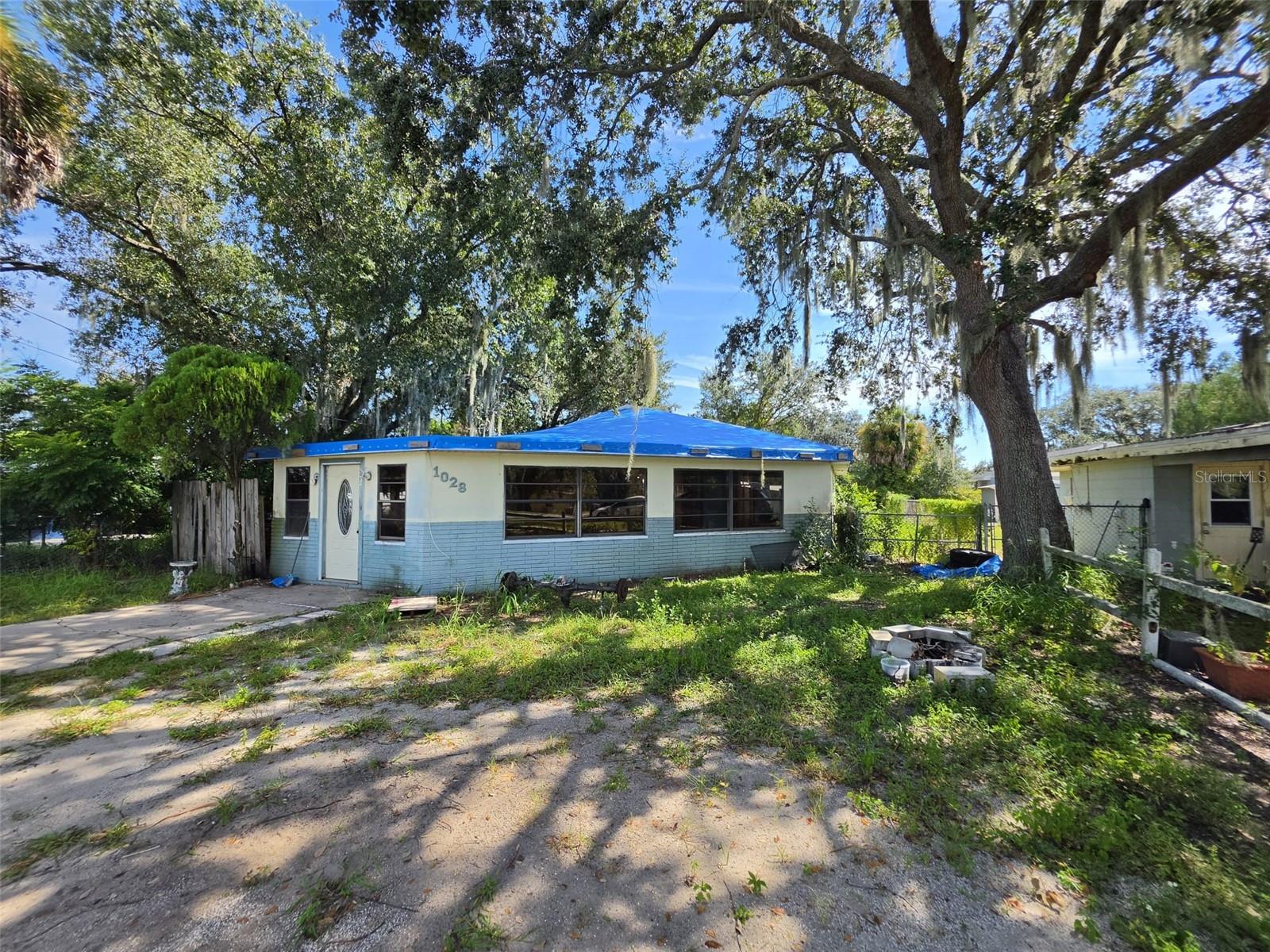 Listing photo 1 for 1028 Sunshine Dr E