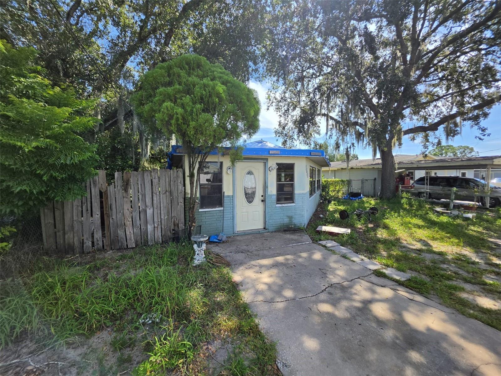 Listing photo 2 for 1028 Sunshine Dr E