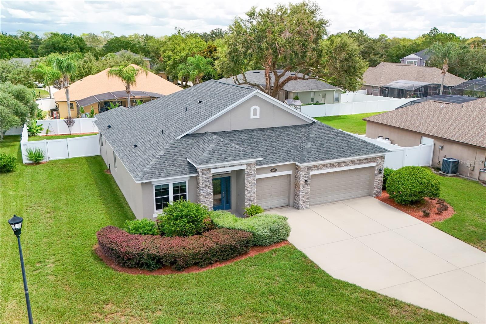 Listing photo 3 for 115 Sapphire Ct