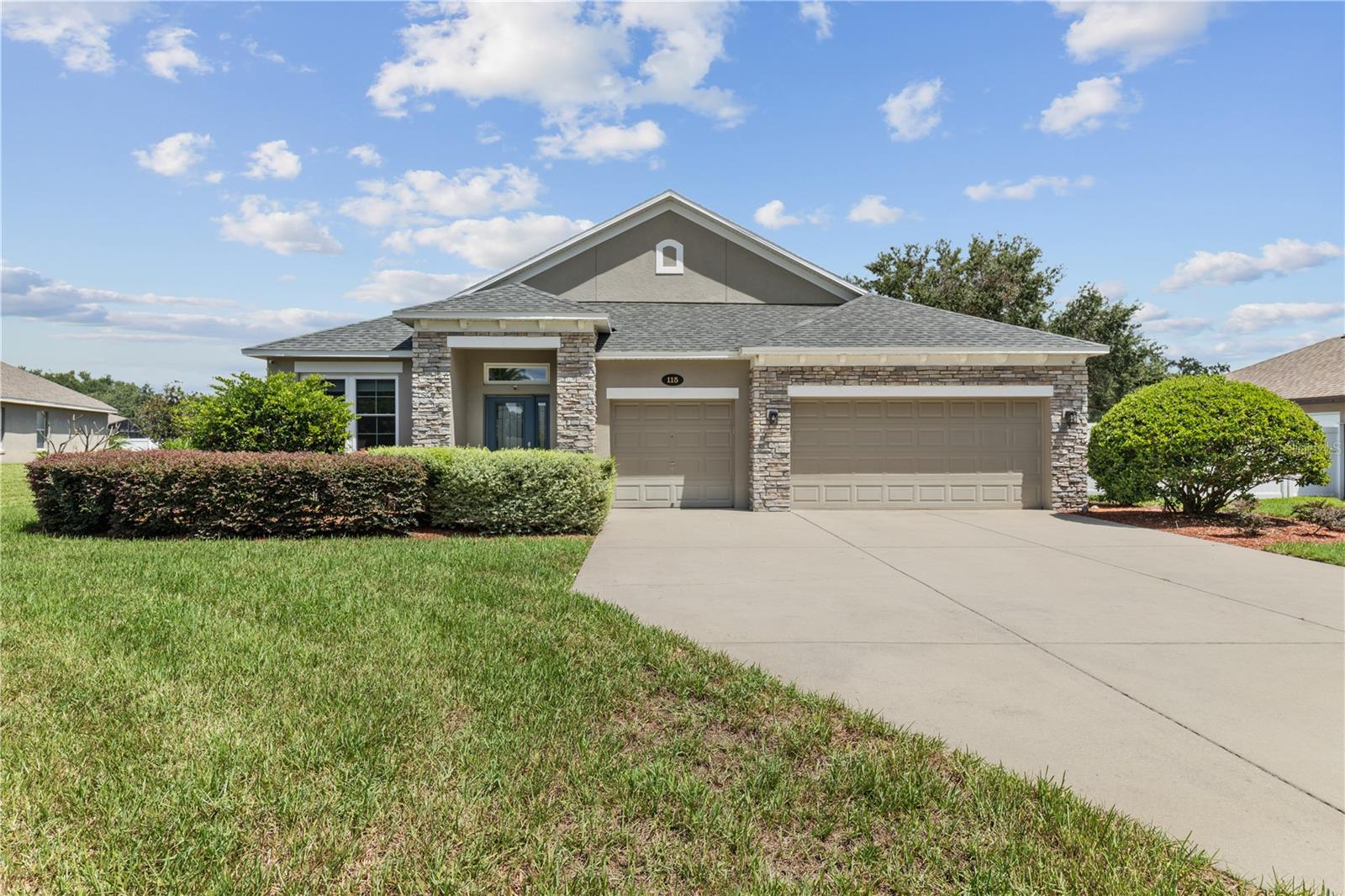 Listing photo 1 for 115 Sapphire Ct
