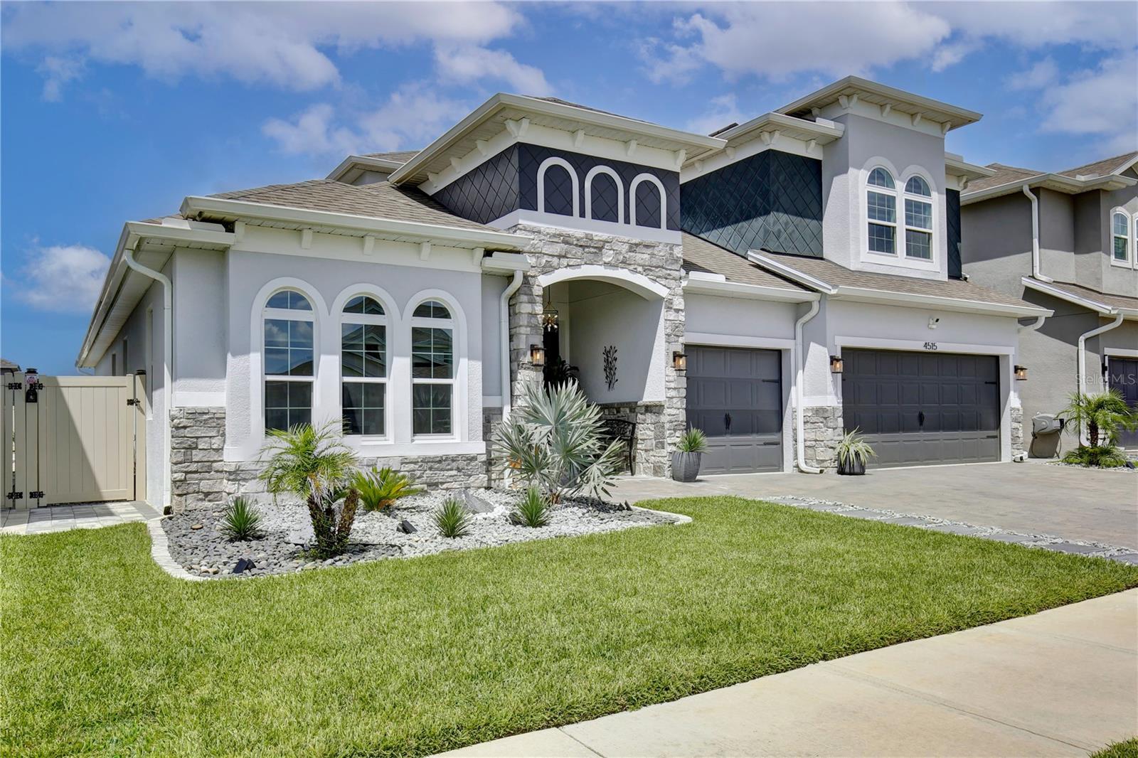 Listing photo 2 for 4515 Lions Gate Ave