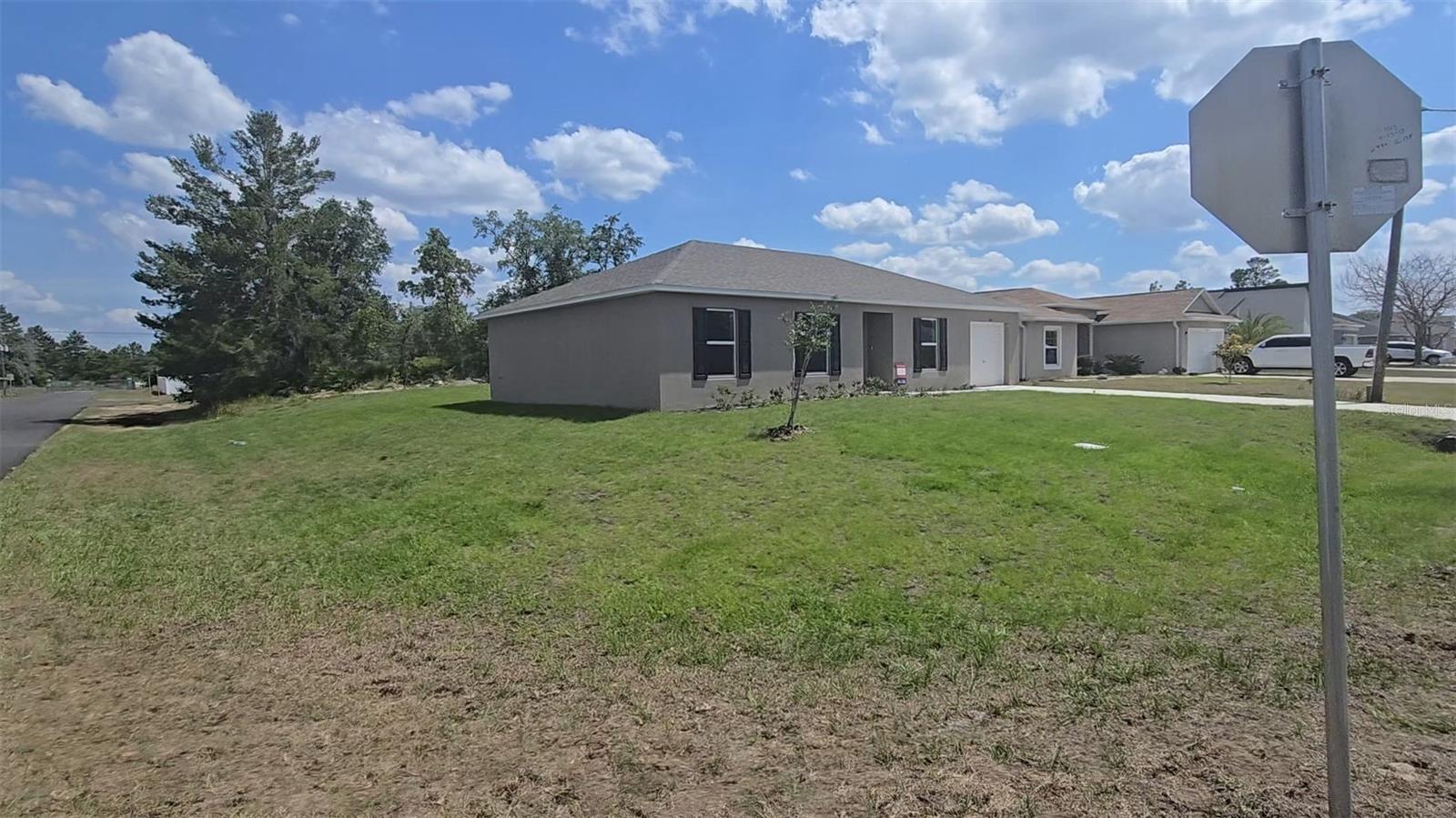 Listing photo 3 for 100 Willow Dr