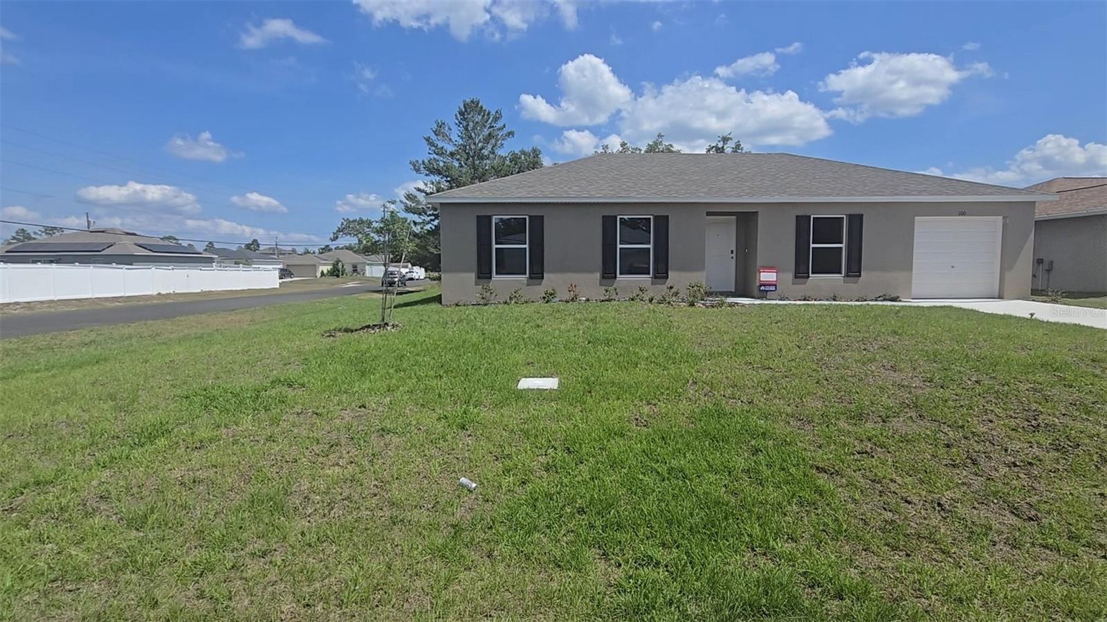 Listing photo 1 for 100 Willow Dr