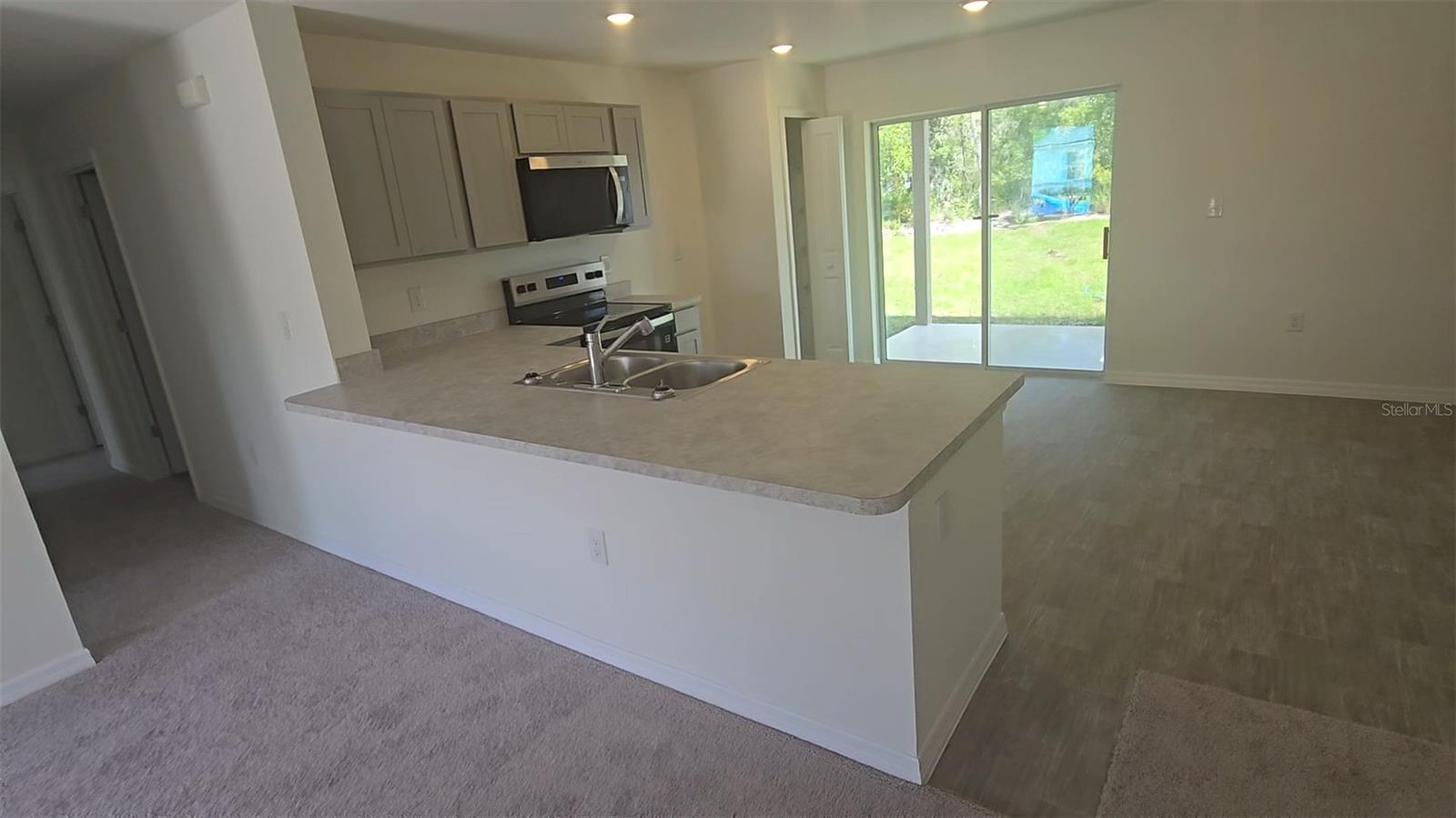 Listing photo 2 for 100 Willow Dr