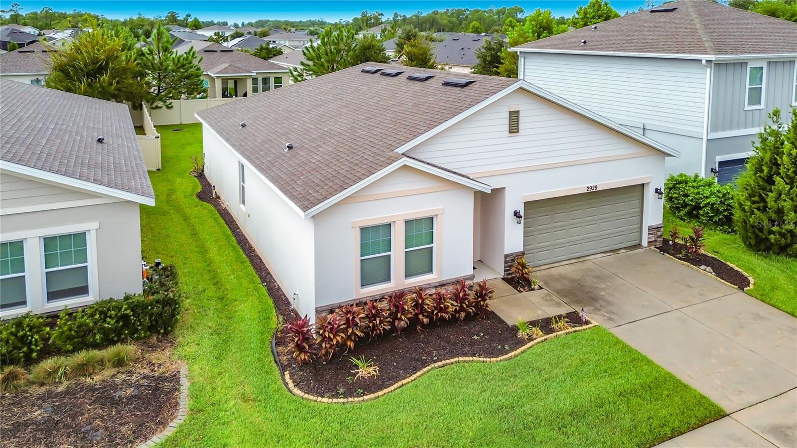 Listing photo 3 for 2929 Deerberry Ln