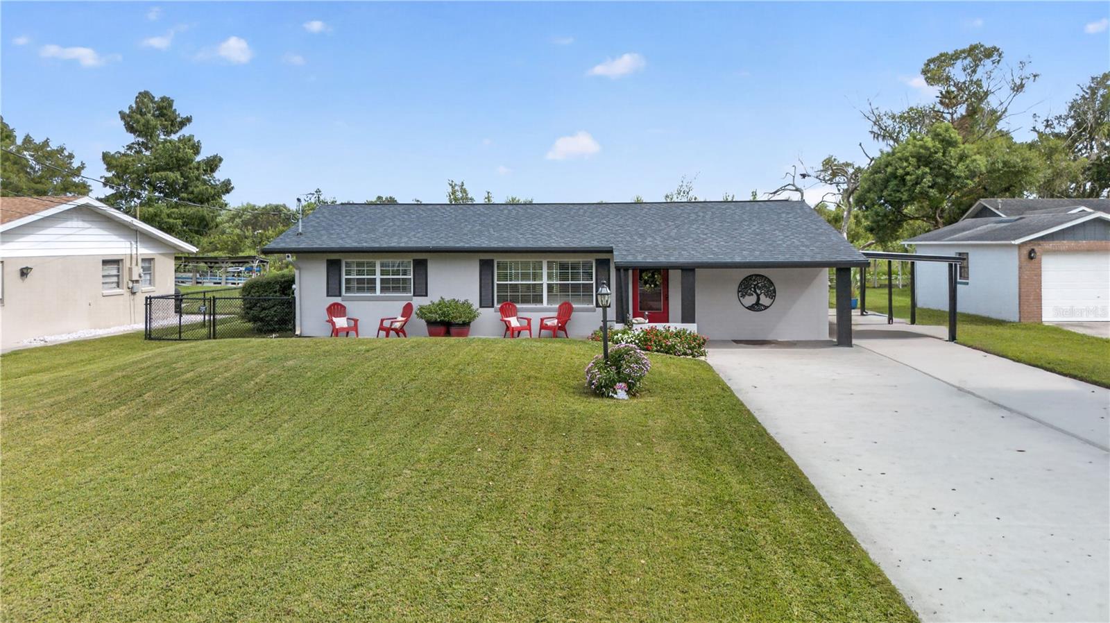 Listing photo 1 for 28050 Lois Dr