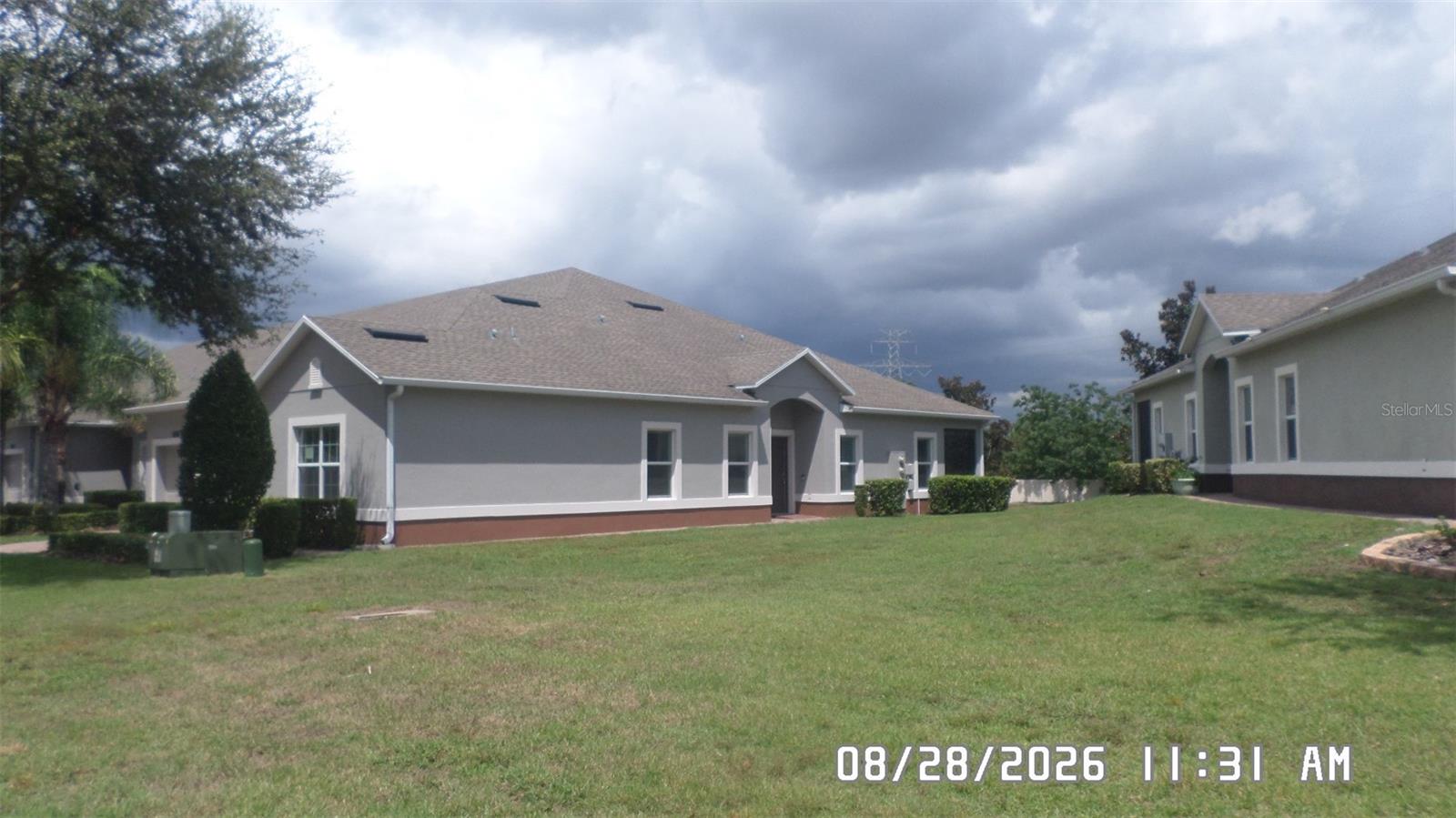 Listing photo 1 for 3547 Fairwaters Ct #f