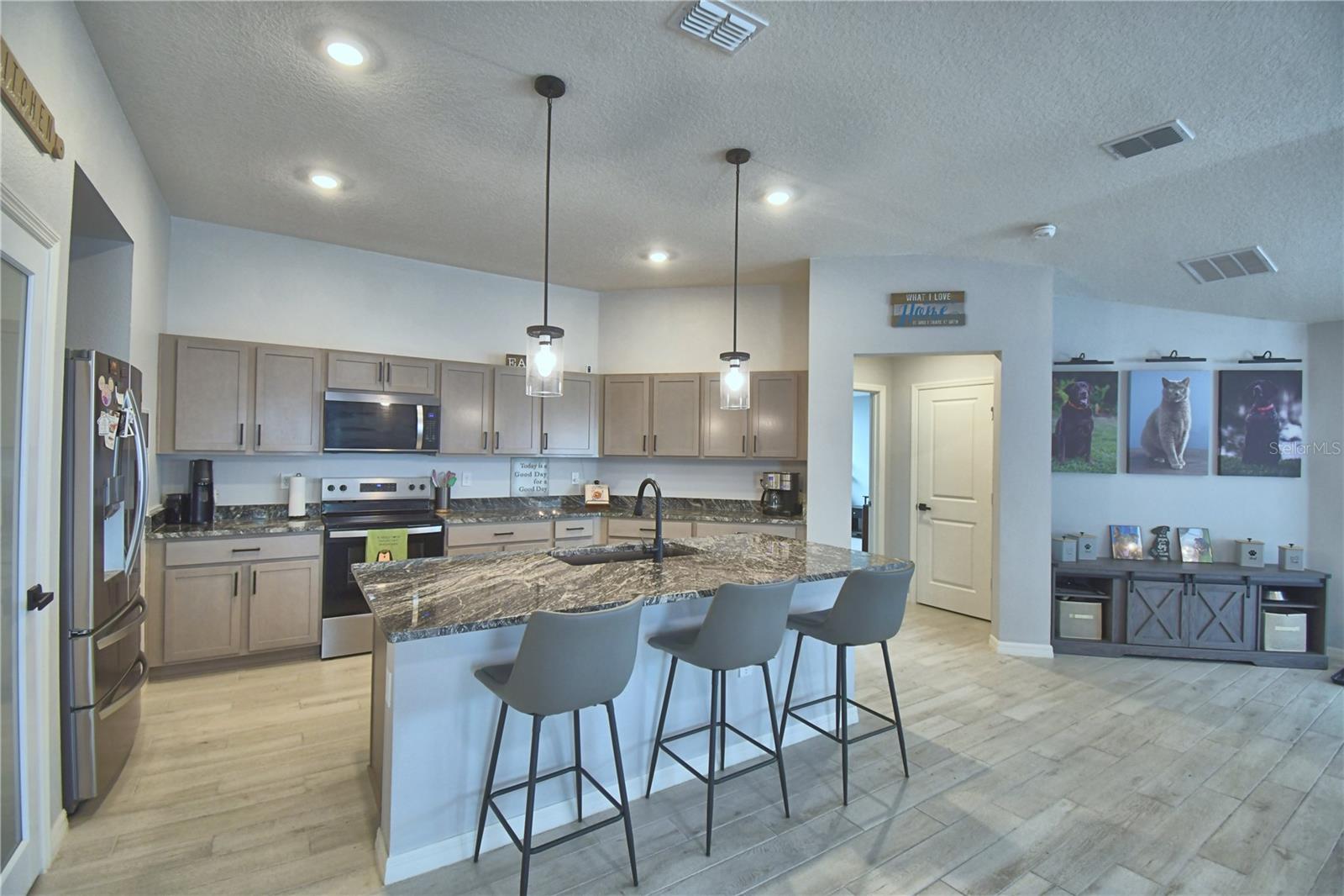 Listing photo 3 for 2817 Woodacre Dr