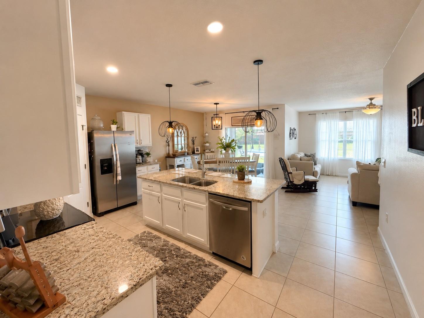 Listing photo 3 for 696 Tortugas St