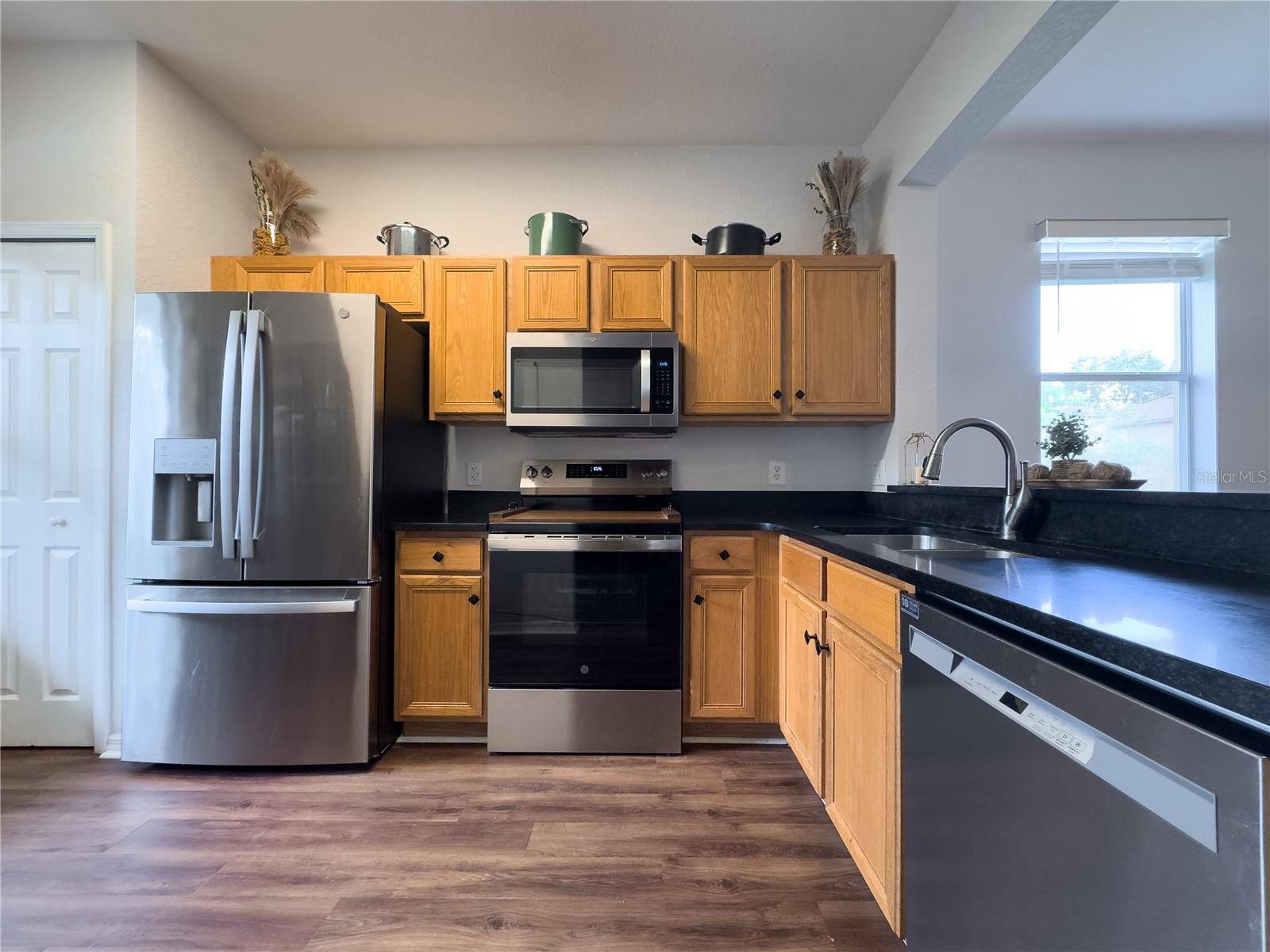 Listing photo 2 for 354 La Mirage St