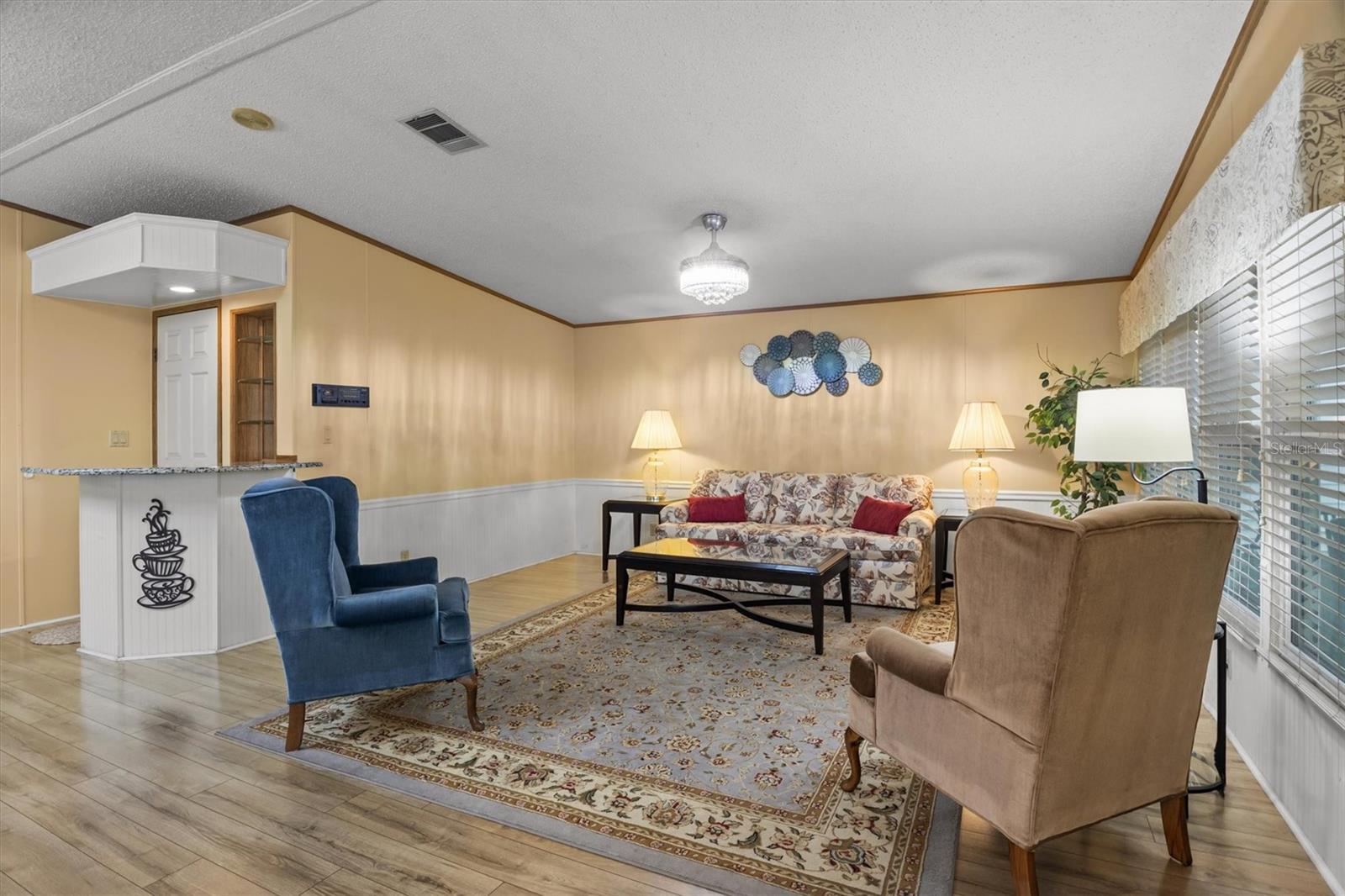 Listing photo 2 for 6627 Westchester Dr Ne