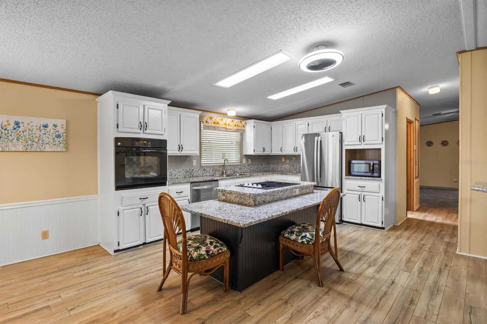 Listing photo 3 for 6627 Westchester Dr Ne