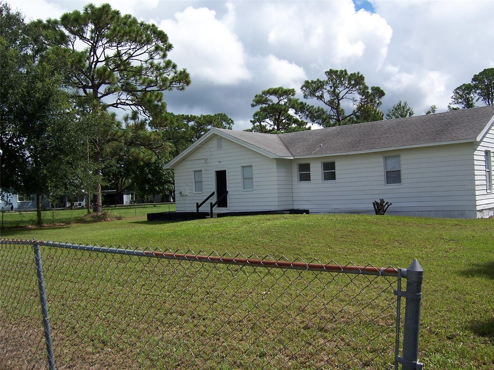 Listing photo 2 for 2011 Carrington Dr