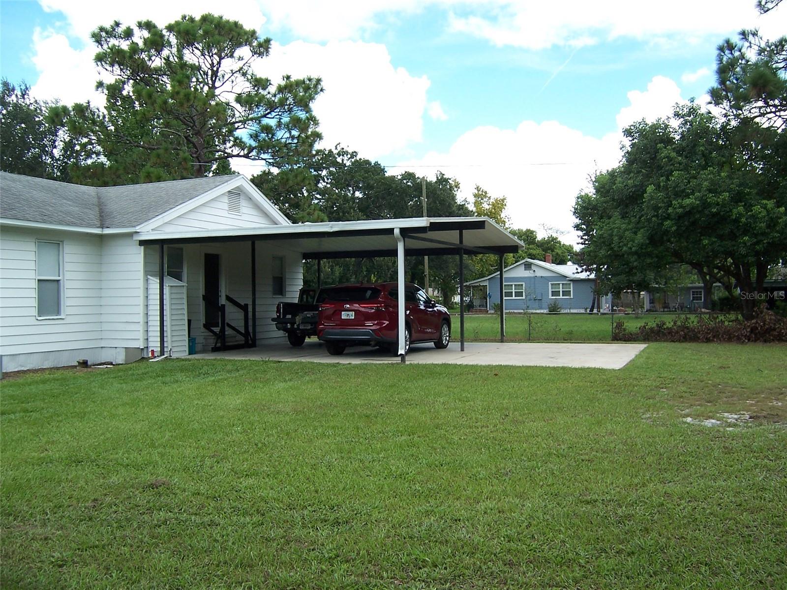 Listing photo 3 for 2011 Carrington Dr