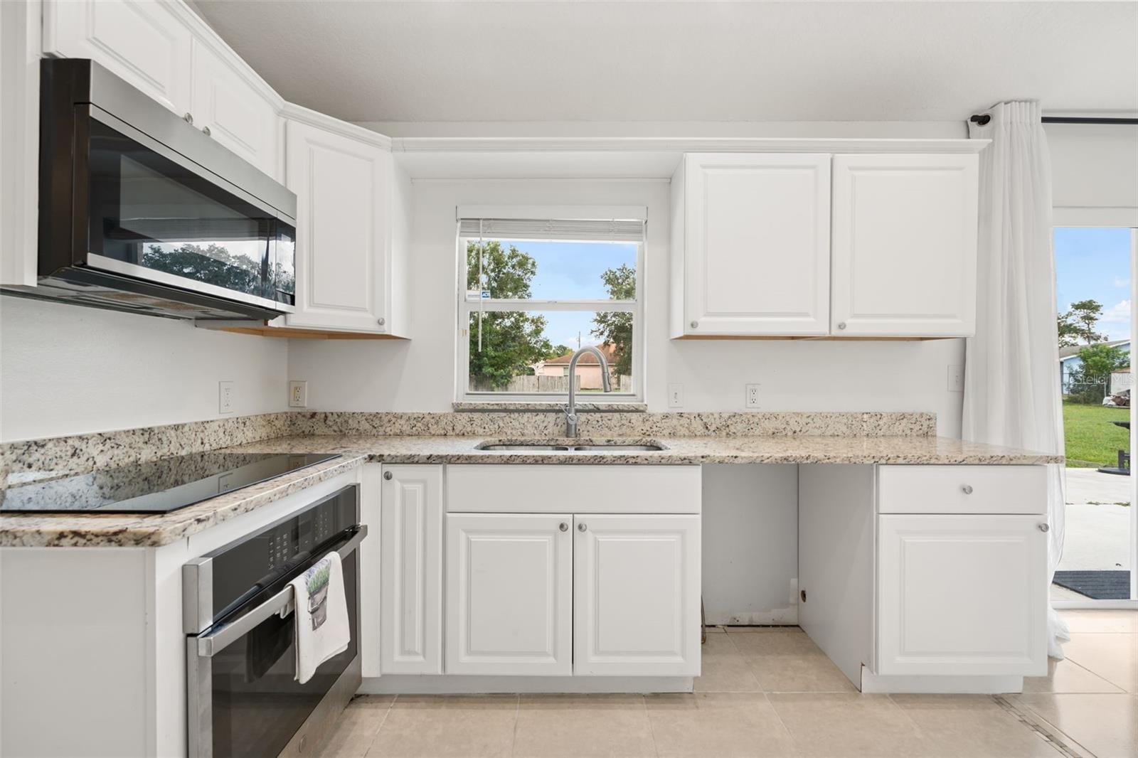 Listing photo 3 for 605 Tamarin Ln